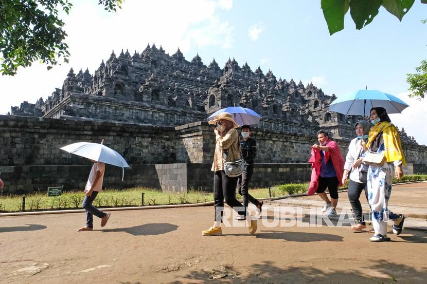 Sejumlah warga berwisata di kawasan Taman Wisata Candi (TWC) Borobudur Magelang, Jawa Tengah, (ilustrasi).