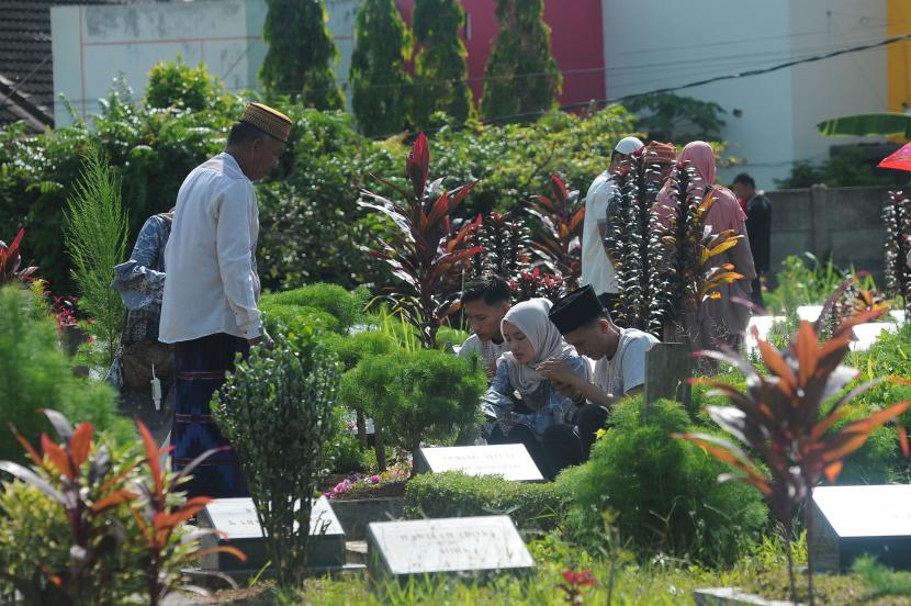 Sejumlah warga berziarah di Taman Pemakaman Umum (TPU) Kebun Bunga Palembang,Sumsel, Senin (2/5/2022). Tradisi ziarah makam saat idul fitri dilakukan warga bersama keluarga untuk mendoakan sanak keluarga yang sudah wafat 