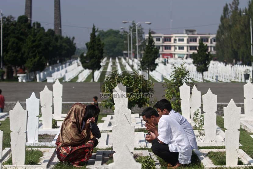   Sejumlah warga berziarah ke makam keluarganya di Taman Makam Pahlawan Cikutra, Bandung, Kamis (8/8).