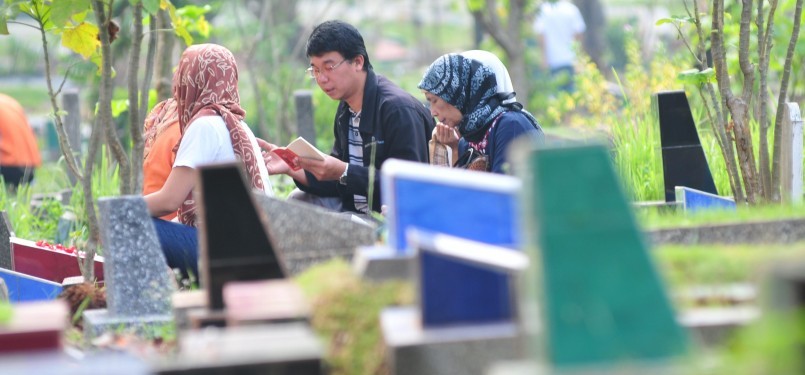 Sejumlah warga berziarah ke makam saudara mereka di Tempat Pemakaman Umum (TPU) Karet, Jakarta, Ahad (17/7). Menjelang Ramdhan sejumlah TPU di Jakarta dan berbagai daerah lainnya mengalami peningkatan peziarah.