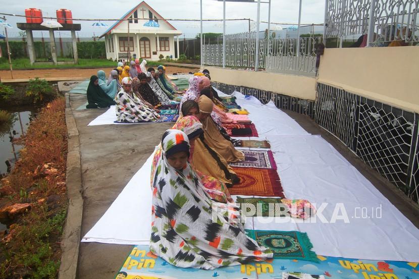 Sejumlah warga binaan melaksanakan shalat Idul Fitri 1442 H (ilustrasi)