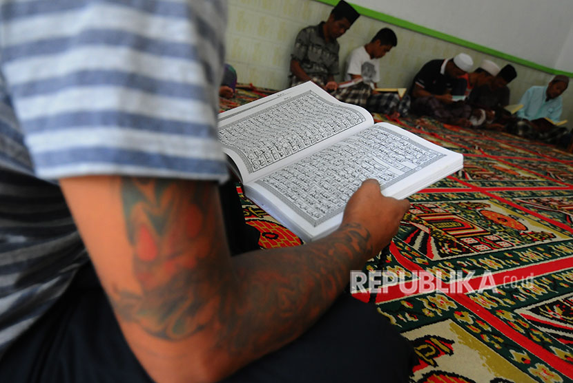 Sejumlah warga binaan membaca Alquran di Rumah Tahanan (Rutan) kelas IIb Boyolali, Jawa Tengah, Sabtu (19/5).