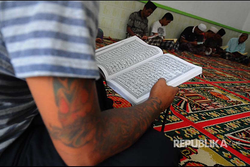 Sejumlah warga binaan membaca Alquran di Rumah Tahanan (Rutan) kelas IIb Boyolali, Jawa Tengah. ilustrasi