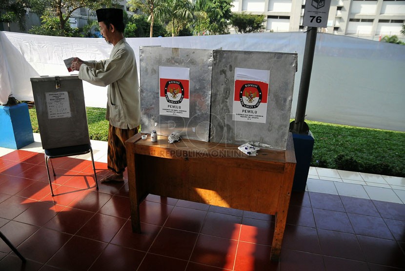 A voter cast his vote in ballot booth in Jakarta on Wednesday.