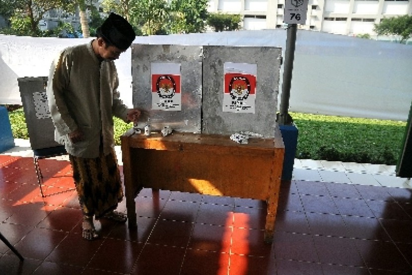 Sejumlah warga binaan menggunakan hak suaranya pada Pilpres 2014 di Tempat Pemungutan Suara (TPS) dalam Rutan Cipinang, Jakarta, Rabu (9/7).
