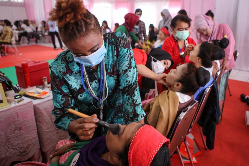 Sejumlah warga binaan mengikuti pelatihan tata rias di Lapas Perempuan Klas IIA Tangerang, Banten, Selasa (9/2/2021). Pelatihan tersebut bertujuan untuk memberi keterampilan bagi warga binaan agar bisa bekerja setelah keluar dari penjara.