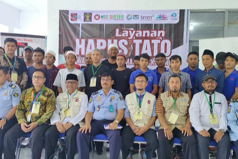  Sejumlah warga binaan pemasyarakatan (WBP) Kelas 1 Kedungpane, Semarang, yang mengikuti layanan Hapus Tato Gratis, di lingkungan lapas setempat.
