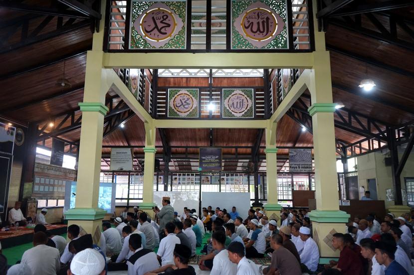 Sejumlah Warga Binaan Pemasyarakatan (WBP) mengikuti doa dan zikir di Masjid At Taubah di Lembaga Pemasyarakatan (Lapas) Kelas IIA UPT Kanwil Kemenkumham di Kota Gorontalo, Gorontalo, Sabtu (30/7/2022). 