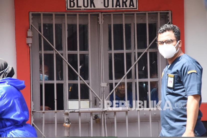 Sejumlah Warga Binaan Pemasyarakatan (WBP) mengintip dari balik jeruji di salah satu blok di Lapas Klas I Sukamiskin, Bandung, Jawa Barat.