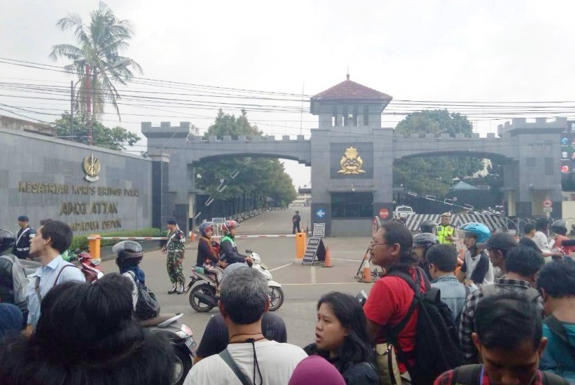 Sejumlah warga dan media terlihat menunggu bebasnya mantan Gubernur DKI Jakarta, Basuki Tjahaya Purnama atau Ahok di depan pintu utama Mako Brimob, Depok