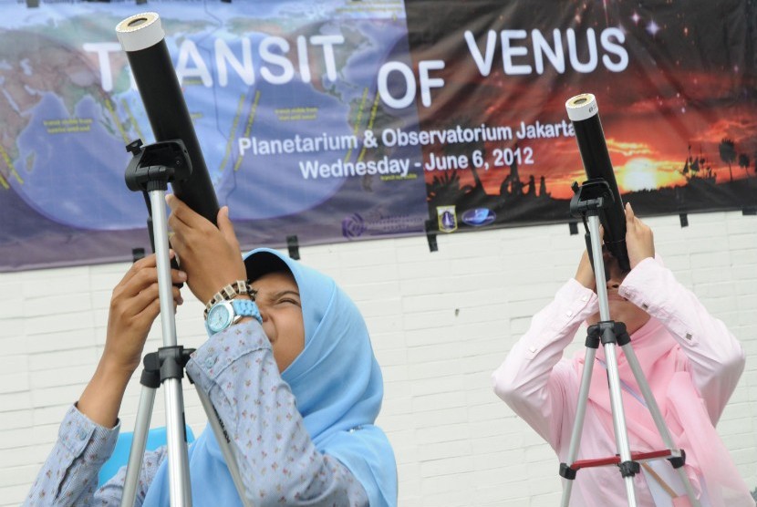  Sejumlah warga dan penggiat astronomi amatir mengamati fenomena alam transit planet Venus di Planetarium, Taman Ismail Marzuki, Jakarta, Rabu (6/6). (Aditya Pradana Putra/Republika)