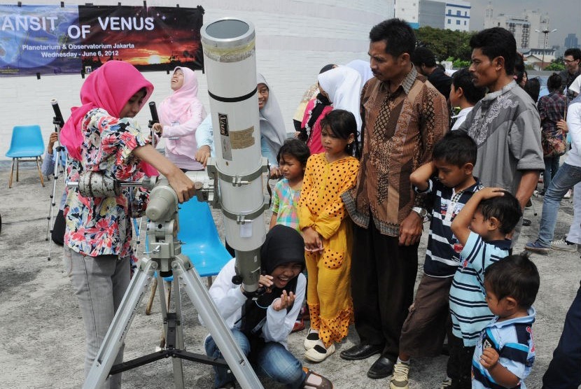  Sejumlah warga dan penggiat astronomi amatir mengamati fenomena alam transit planet Venus di Planetarium, Taman Ismail Marzuki, Jakarta, Rabu (6/6). (Aditya Pradana Putra/Republika)