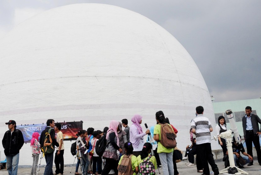  Sejumlah warga dan penggiat astronomi amatir mengamati fenomena alam transit planet Venus di Planetarium, Taman Ismail Marzuki, Jakarta, Rabu (6/6). (Aditya Pradana Putra/Republika)