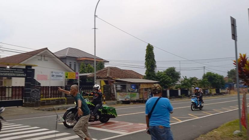 Sejumlah warga dan santri mencoba menghentikan rombongan moge Harley Davidson yang melintas di Jalan Nasional, Kecamatan Cihaurbeuti, Kabupaten Ciamis, Sabtu (27/5/2023).