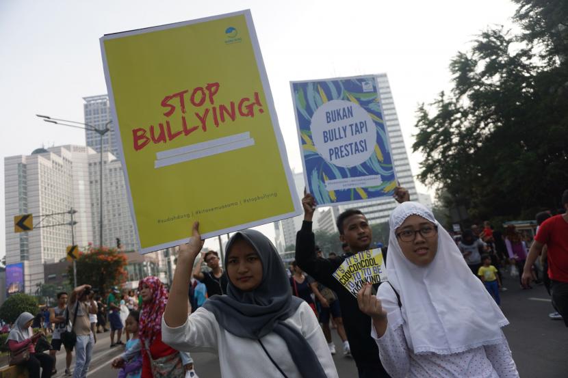 Sejumlah warga dari komunitas Sudah Dong membawa poster-poster ajakan tidak melakukan bullying.