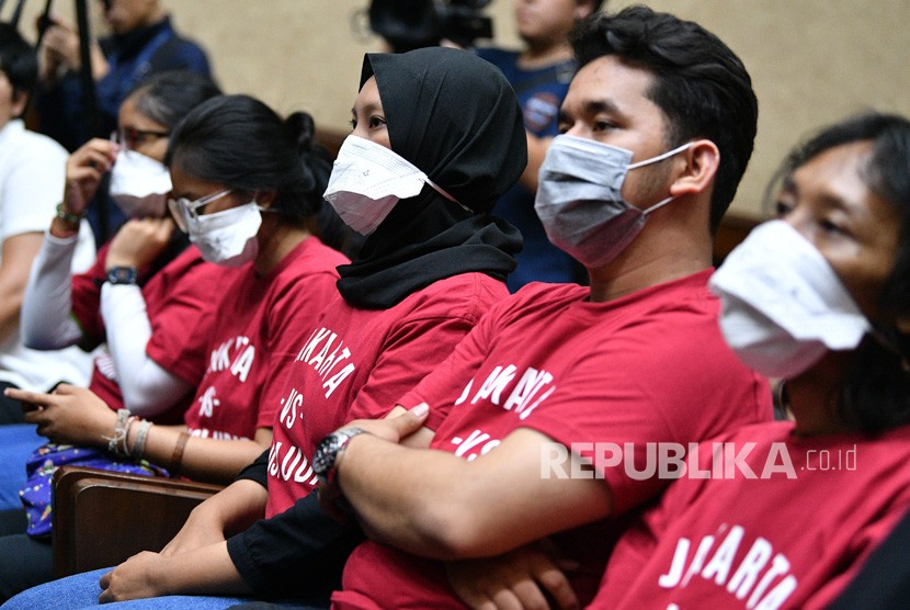 Sejumlah warga dengan masker mengikuti sidang perdana gugatan terkait polusi udara Jakarta di Pengadilan Negeri Jakarta Pusat, Jakarta, Kamis (1/8/2019). 