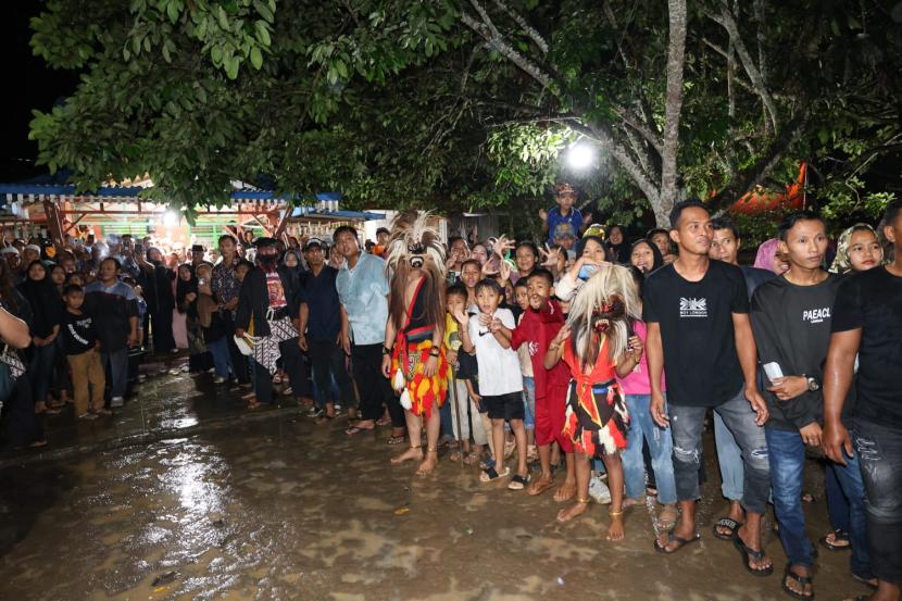 Sejumlah warga Desa Tanjung Alam, Kecamatan Sidadap, Kabupaten Asahan, Sumatra Utara menanti kedatangan Ganjar Pranowo. 