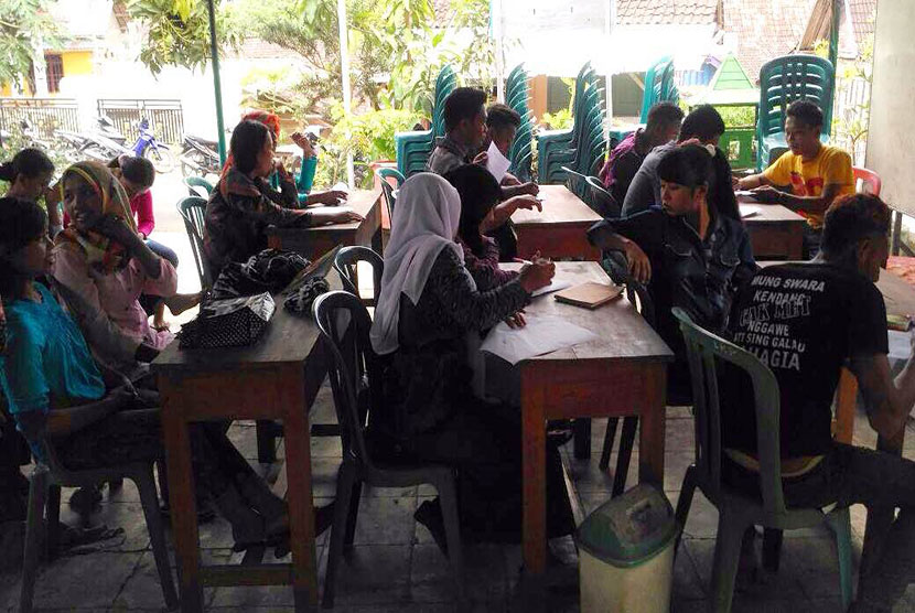 Sejumlah warga di beberapa desa di Kecamatan Gunem, Rembang mengikuti program kesetaraan di Lembaga Kursus dan Pelatihan (LKP) Siap Mandiri yang diinisiasi Semen Indonesia.  