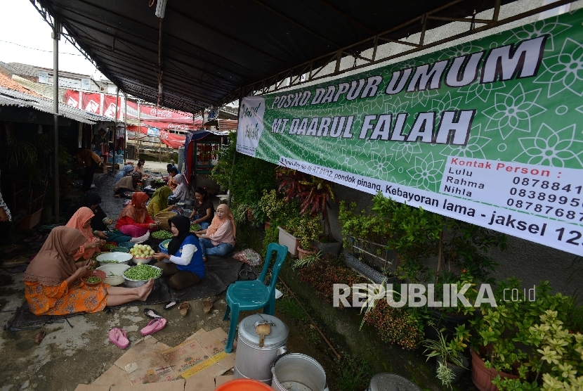 Sejumlah warga di dapur umum Majelis Taklim Daarul Falah, Jakarta, Kamis (1/12). Majelis tersebut menyiapkan konsumsi yang diperoleh dari partisipasi masyarakat untuk dibagikan kepada peserta yang akan melakukan aksi pada besok Jumat (2/12). 