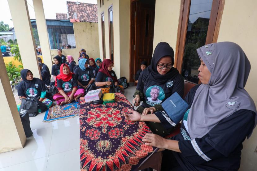 Sejumlah warga di Desa Pungging, Kabupaten Mojokerto, mendapat kesempatan cek kondisi dan kesehatannya secara gratis, Sabtu (15/4/2023). 