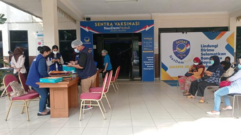 Sejumlah warga di DKI Jakarta mengantre untuk vaksinasi di Sentra Vaksinasi Nasdem Peduli, Senin (5/7).