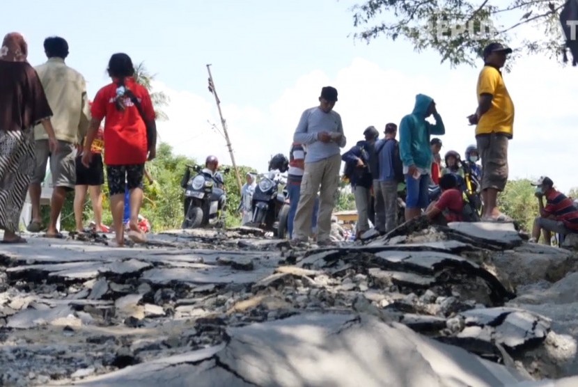 Sejumlah warga di kawasan terdampak gempa di Palu, Sulawesi Tengah