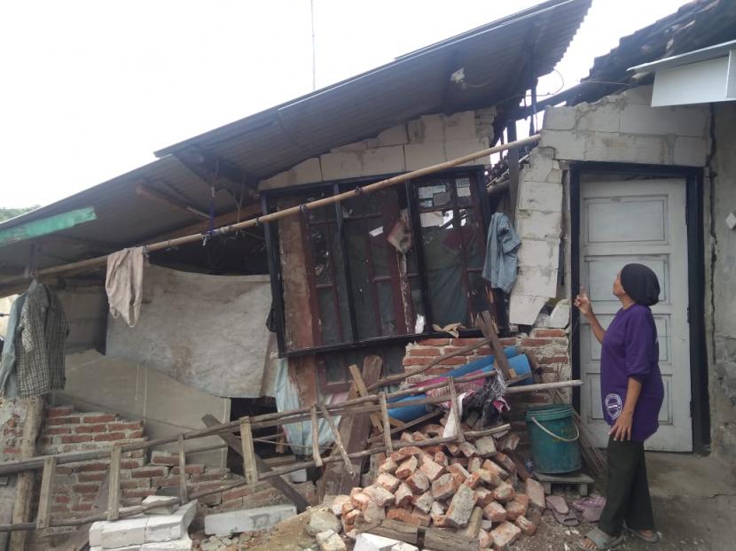 Sejumlah warga di RT 9 RW 5 Blok Rengaspayung, Desa/Kecamatan Kertasemaya, Kabupaten Indramayu, resah karena rumah mereka terus bergerak turun setiap hari, Kamis (17/6). Mereka berharap ada penanganan dengan segera. 