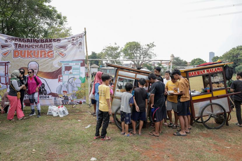 Sejumlah warga di wilayah Kecamatan Serpong Utara Kota Tangerang Selatan Provinsi Banten, mengikuti kegiatan makan bakso gratis sebanyak 1.000 porsi. 
