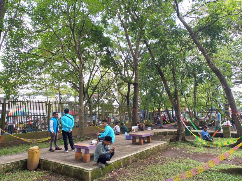 Sejumlah warga duduk di Taman Dadaha Tasikmalaya, Kota Tasikmalaya, Selasa (17/1/2023). Sebelumnya, beredar video sepasang muda-mudi berbuat mesum di taman itu. 