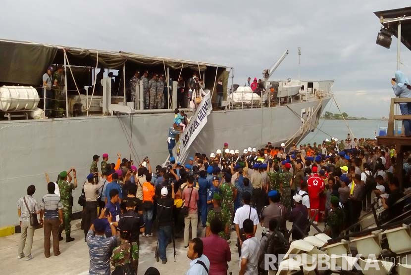 Sejumlah warga eks anggota Gafatar menuruni tangga KRI Gili Manuk beberapa saat setelah tiba di Pelabuhan Tanjung Emas Semarang, Senin (25/1). (Republika/Bowo Pribadi)