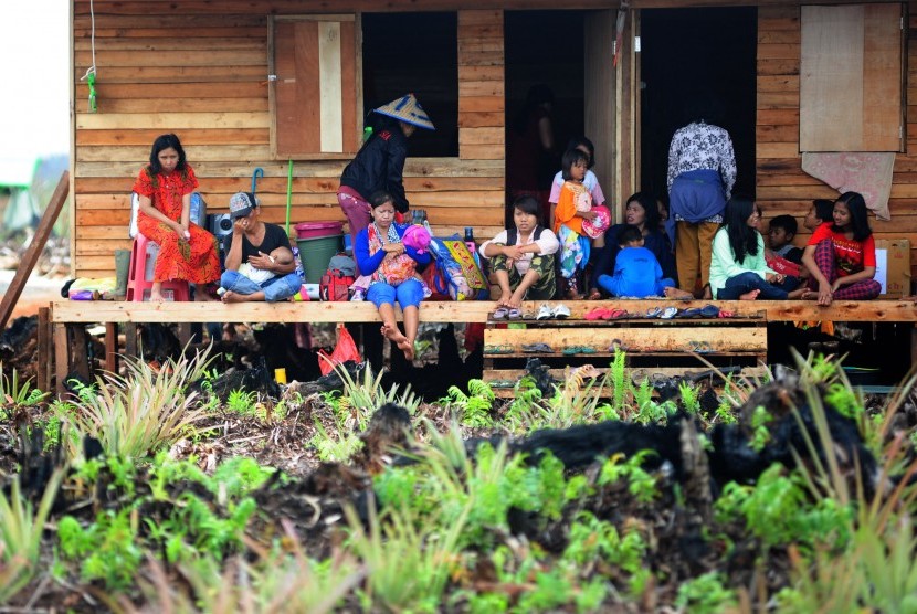 Sejumlah warga eks Gafatar berada di pemukiman mereka di kawasan Monton Panjang, Dusun Pangsuma, Mempawah Timur, Kabupaten Mempawah, Kalbar, Selasa (19/1)