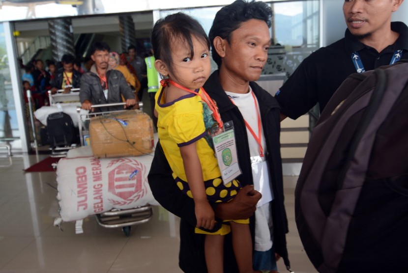 Sejumlah warga eks pengikut Gerakan Fajar Nusantara (Gafatar) yang dipulangkan dari Kalimantan tiba di Bandara Mutiara Sis Aljufri Palu, Sulawesi Tengah, Kamis (11/2).
