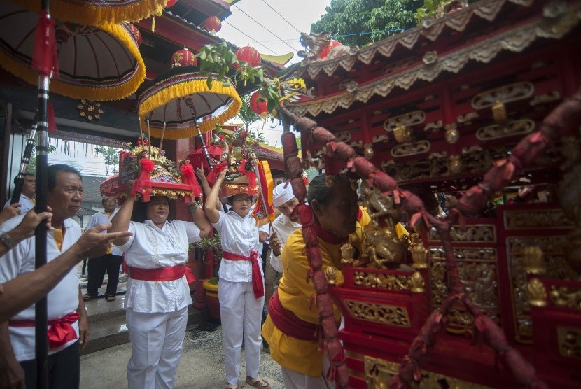 Sejumlah warga etnis Tionghoa membawa benda sakral dalam ritual tolak bala menjelang Hari Raya Imlek 2569 di Vihara Dharmayana Kuta, Bali, Kamis (15/2). 