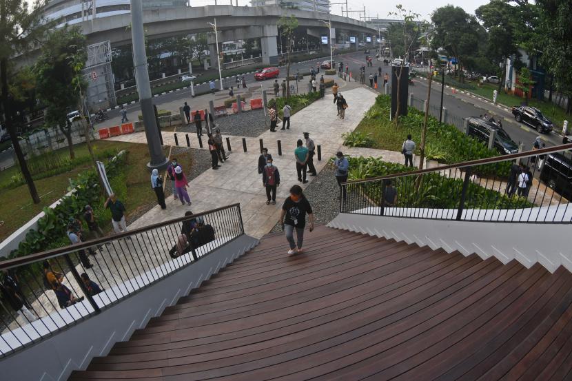 Sejumlah warga hadir dalam peresmian Taman Literasi Martha Christina Tiahahu di Blok M, Jakarta Selatan. Pemkot Jaksel menyelesaikan pembangunan 12 Taman Maju Bersama dalam lima tahun.