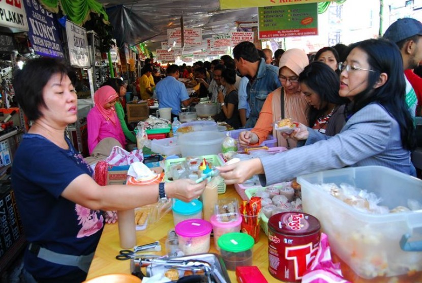 Sejumlah warga ibukota membeli aneka makanan dan minuman untuk berbuka puasa di Pasar Ramadhan Bendungan Hilir (Benhil), Jakarta, Selasa (2/8). Pasar Ramadan Benhil digelar khusus selama bulan puasa, pasar ini menjadi alternatif warga ibukota memenuhi anek