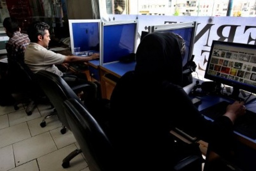 Sejumlah warga Iran tengah berselancar di internet di sebuah warnet di Teheran, Iran