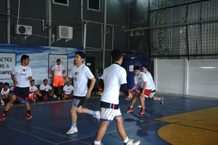 Sejumlah warga Jl. Residen Abdul Rozak no.18, Kec. Ilir II, Kota Palembang, Sumatra Selatan mengikuti turnamen lomba basket. 