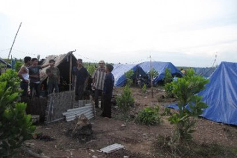 Sejumlah warga Kabupaten Mesuji, Lampung, Ahad (18/12), berada di depan perkemahan mereka yang didirikan di areal Hutan Register 45 yang masih menjadi sengketa antara warga dengan PT. Silva Inhutani.