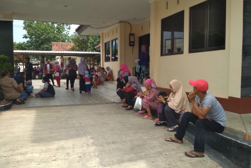 Sejumlah warga Kecamatan Babelan Kabupaten Bekasi, Kamis (9/11) ini mulai mendatangi kantor kecamatan untuk antre mengambil E-KTP. Mereka datang kembali, setelah semalam mengantre nomor antrean sejak pukul 00.00 dini hari tadi.