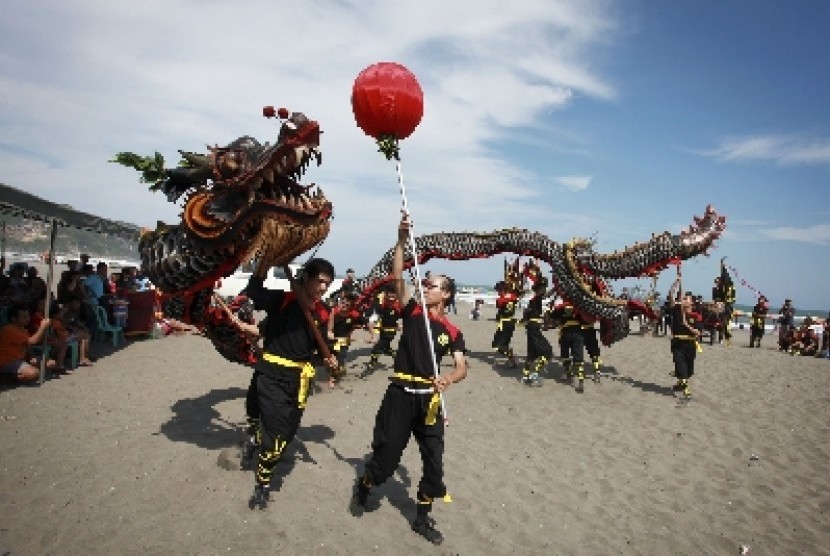 Sejumlah warga keturunan Tionghoa memainkan Liong saat perayaan Peh Cun di Pantai Parangtritis, Sabtu (20/6). Perayaan Peh Cun menjadi ungkapan syukur kepada Tuhan.
