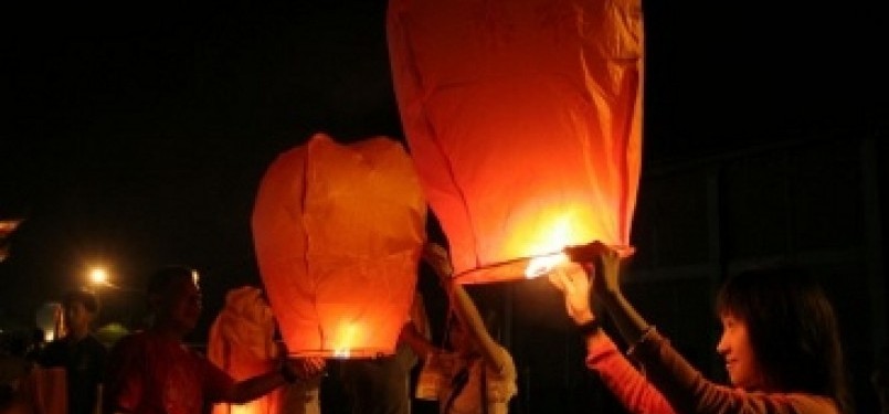 Sejumlah warga keturunan Tionghoa menerbangkan lentera pada malam menjelang Tahun Baru Imlek di kawasan Vihara Maitreya