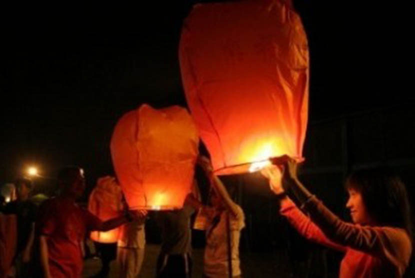 Sejumlah warga keturunan Tionghoa menerbangkan lentera pada malam menjelang Tahun Baru Imlek di kawasan Vihara Maitreya