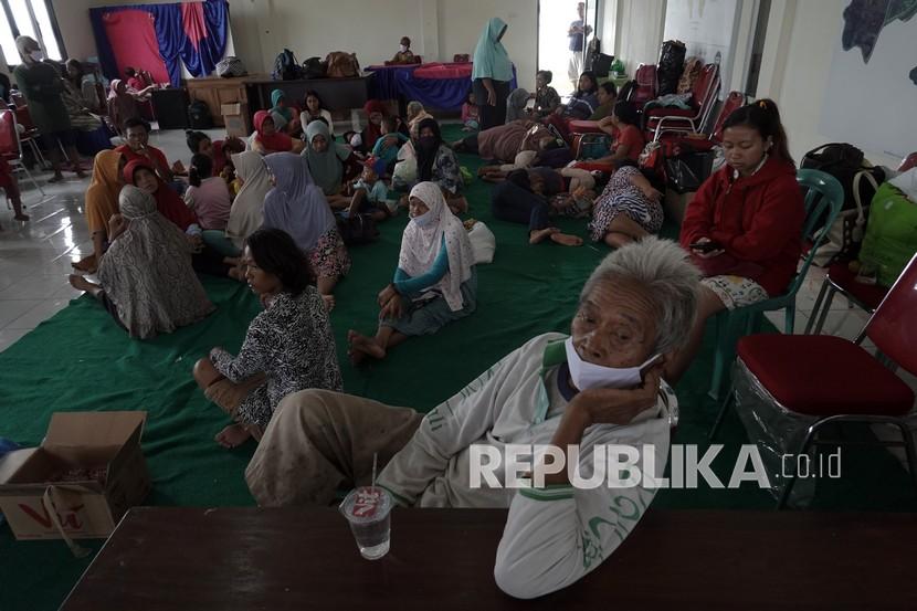 Sejumlah warga korban banjir mengungsi di Balai Desa Gebangsari, Tambak, Banyumas, Jawa Tengah.