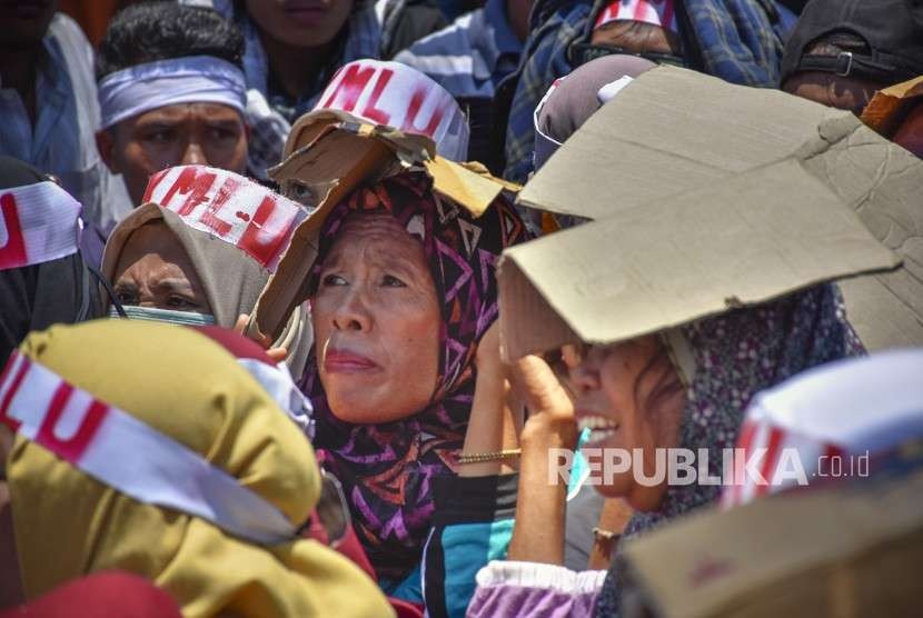 Sejumlah warga korban gempa berunjuk rasa di kantor Bupati Lombok Utara di Tanjung, Lombok Utara, NTB, Rabu (26/9). 