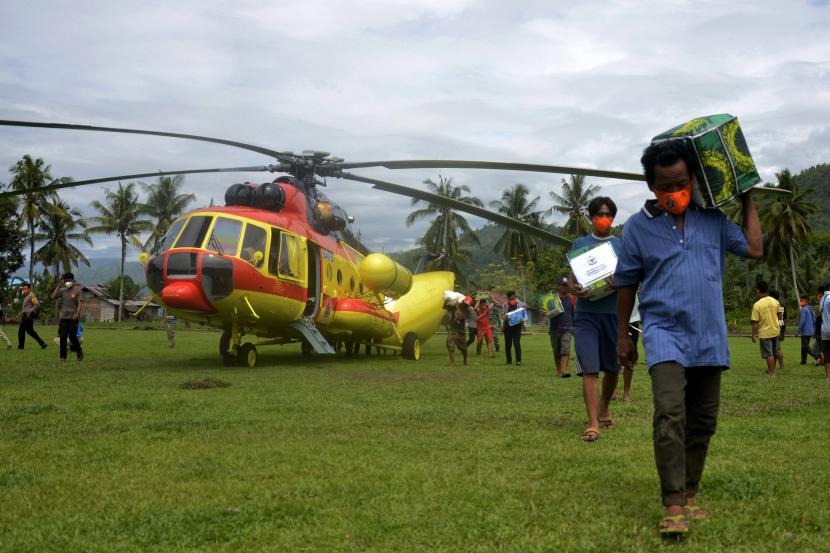 Sejumlah warga korban gempa bumi memindahkan bantuan logistik dari helikopter Badan Nasional Penanggulangan Bencana (BNPB) yang mendarat di Sulbar (ilustrasi)