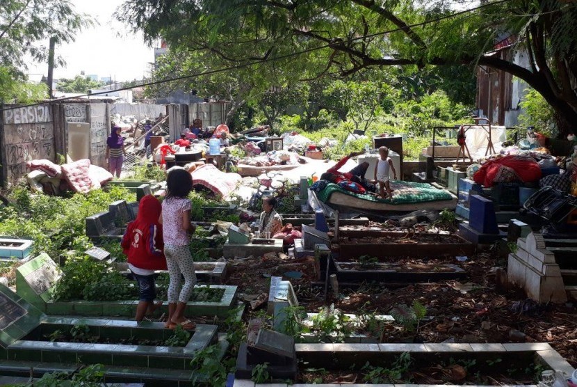 Sejumlah warga korban penggusuran lahan di Kampung Palem Nuri, Kelurahan Panunggangan Barat, Kota Tangerang harus bermalam di lahan kuburan, Kamis (7/12).