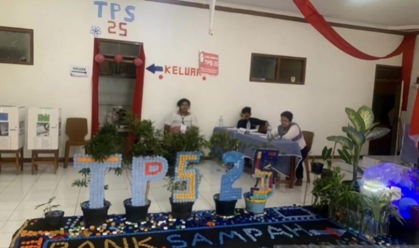 A number of Bandung City residents enlivened the election by raising the concept of recycling garbage disposal into an environmentally friendly polling station in TPS 25 Nyengeret Village, Astanaanyar District, Bandung City, Wednesday (14/2/2024).