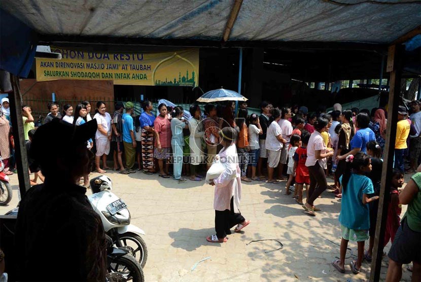  Sejumlah warga kurang mampu antre untuk mendapatkan kupon penukaran sembako murah di Pademangan Jakarta Utara, Kamis (1/8).     (Republika/Agung Supriyanto)