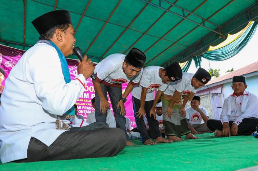 Sejumlah warga Langkat, Sumatra Utara mengikuti praktik pelatihan salat istikharah, Jumat (10/3/2023). 