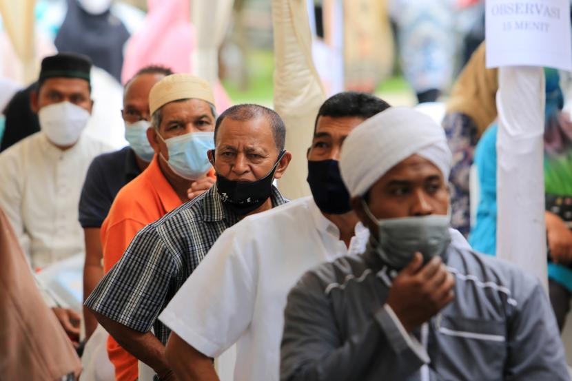 Sejumlah warga lanjut usia antre untuk menjalani vaksinasi COVID-19 di kawasan objek wisata tsunami kapal PLTD Apung di Banda Aceh, Aceh, Kamis (10/6/2021). Jumlah penduduk di Provinsi Aceh yang sudah melakukan penyuntikan vaksin COVID-19 hampir 200 ribu orang yang terdiri dari tenaga kesehatan, petugas pelayanan publik dan kelompok lanjut usia.